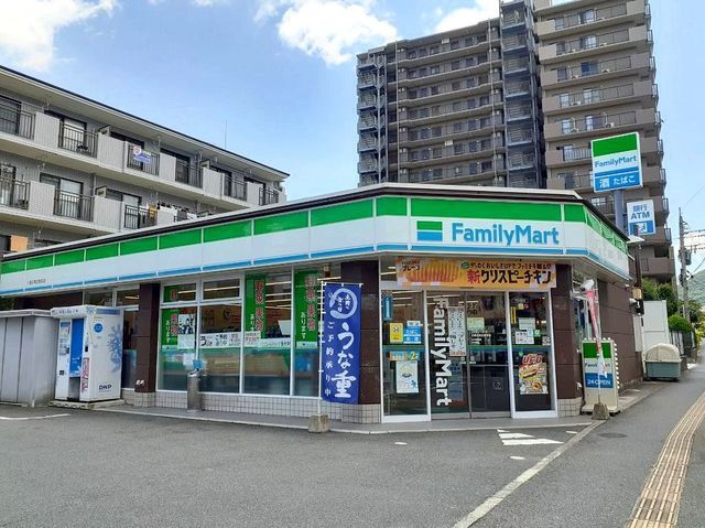 近くのファミリーマートまで750m（徒歩10分）