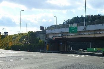 近くの姫路バイパス姫路西インターまで1,800m（徒歩23分）