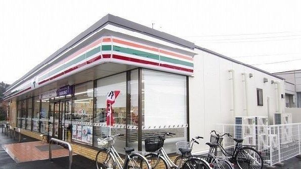 近くのセブンイレブン春日店まで650m（徒歩9分）