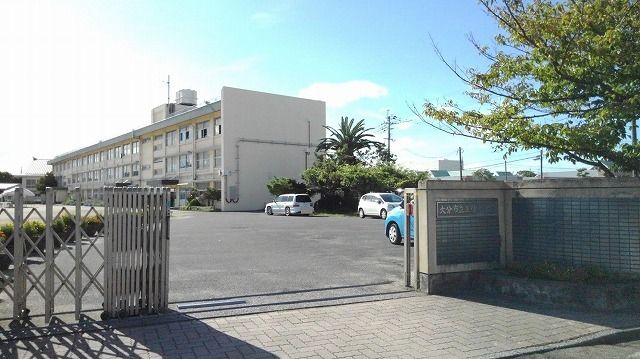 近くの三佐小学校まで850m(徒歩11分)