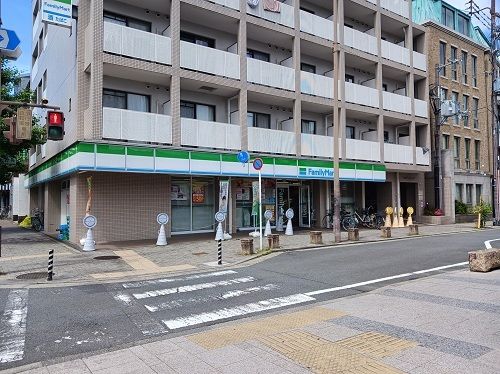 近くのファミリーマート 出町店まで200m(徒歩3分)
