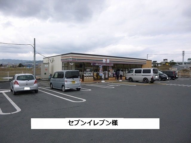 近くのコンビニまで640m（徒歩8分）