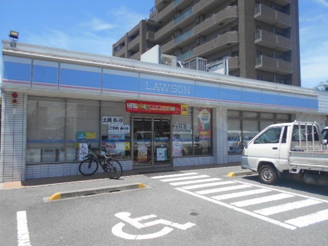 近くのコンビニまで600m（徒歩8分）