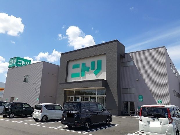 近くのニトリ南さつま加世田店まで1,400m（徒歩18分）
