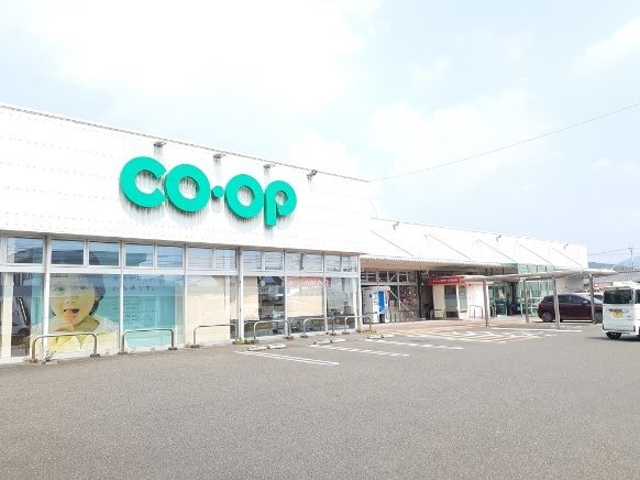 近くのコープかせだ店まで700m（徒歩9分）