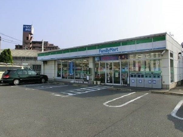 近くのファミリーマートまで600m（徒歩8分）