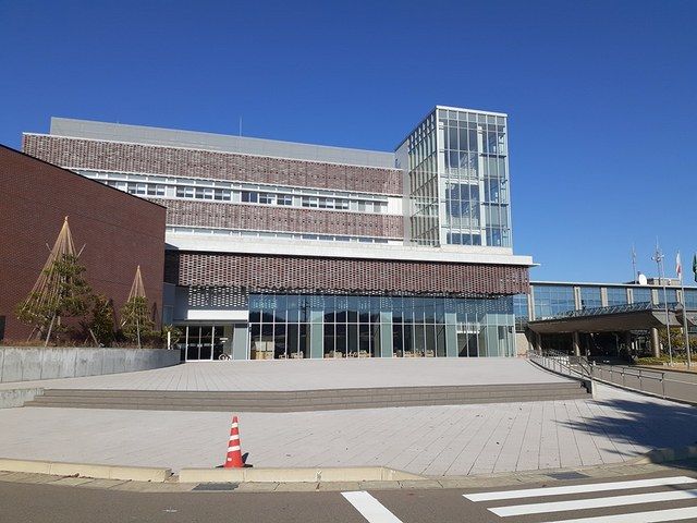 近くの役所まで700m（徒歩9分）