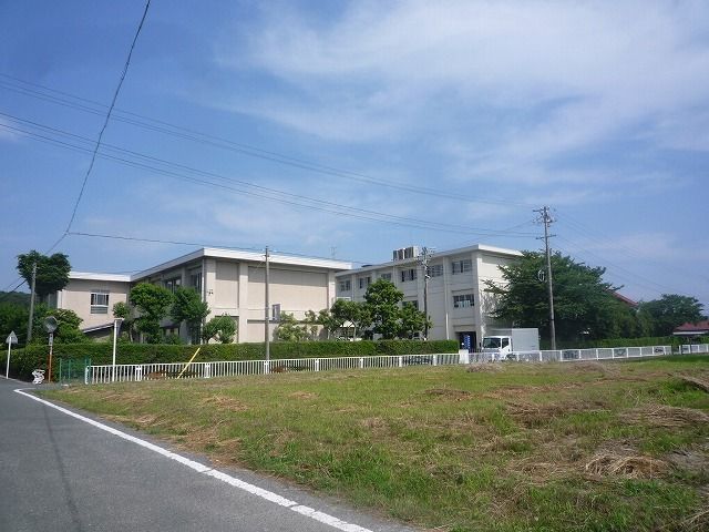 近くの磐田市立岩田小学校まで1,300m(徒歩17分)