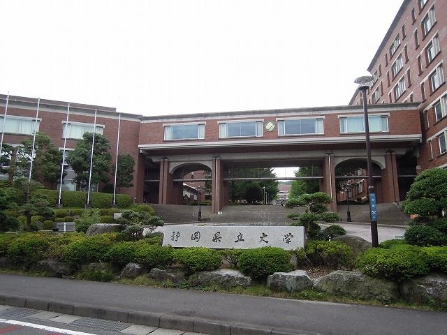 近くの大学・短大まで1,800m（徒歩23分）