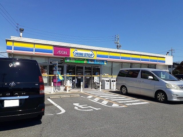 近くのミニストップ武豊梨子ノ木店まで410m（徒歩6分）