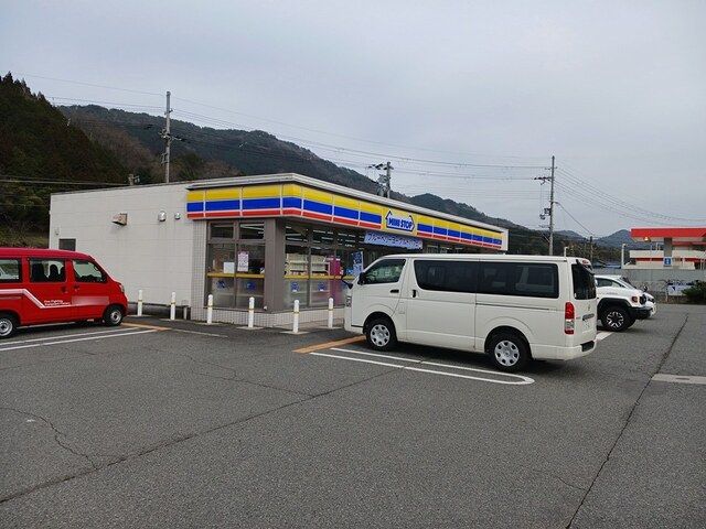 近くのミニストップ和田山桑原店まで1,592m（徒歩20分）