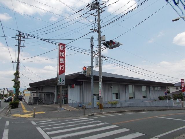 近くの銀行まで2,400m（徒歩30分）