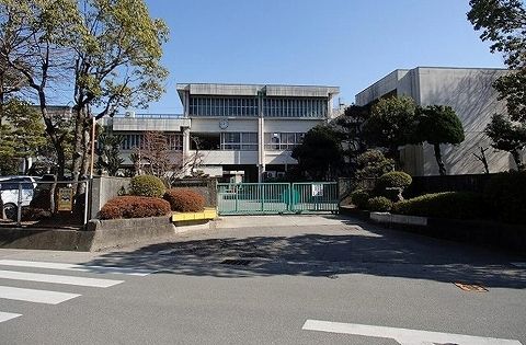 近くの八万南小学校まで1,200m(徒歩15分)