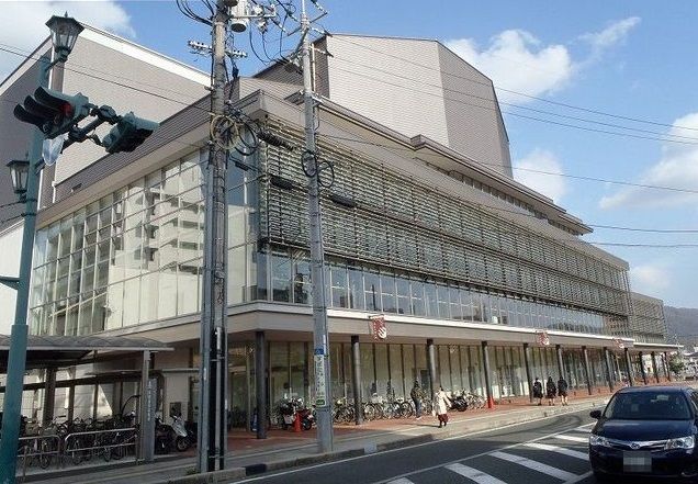 近くの東広島芸術文化ホールくららまで1,400m（徒歩18分）