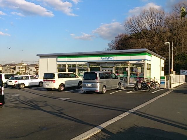 近くのファミリーマートさいたま中尾店まで100m（徒歩2分）