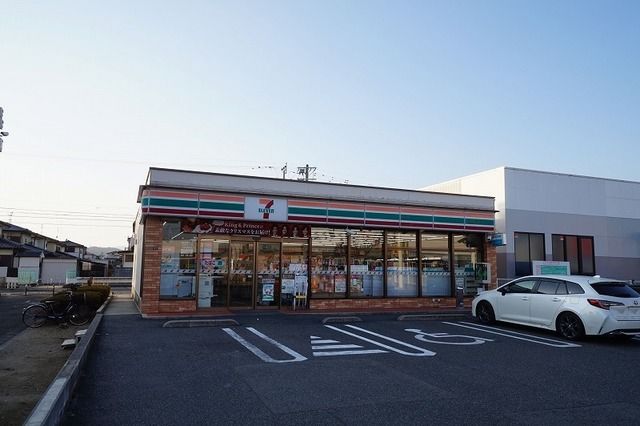 近くのコンビニまで600m（徒歩8分）