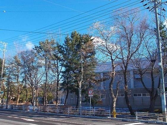 近くの函館市立駒場小学校まで1,300m(徒歩17分)