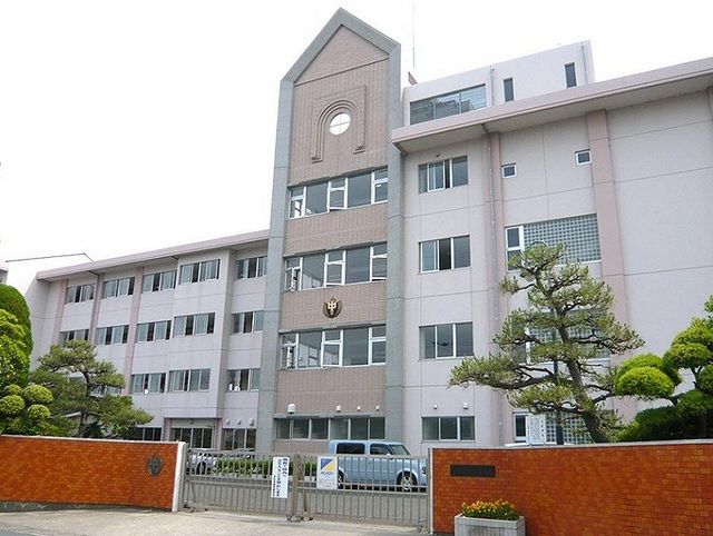 近くの浜松市立丸塚中学校まで1,400m(徒歩18分)