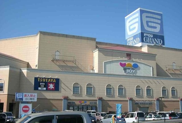 近くのフジグラン東広島まで900m（徒歩12分）