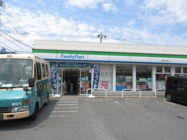 近くのファミリーマートまで300m（徒歩4分）