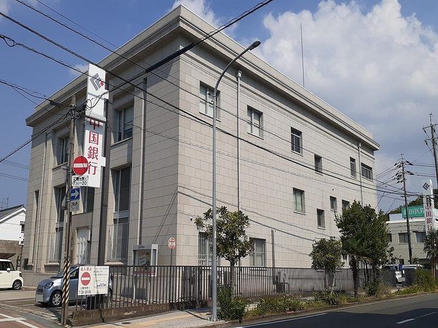 近くの銀行まで1,200m（徒歩15分）