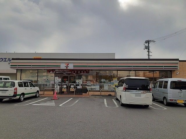 近くのセブンイレブン半田東洋町店まで87m（徒歩2分）