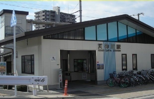 近くの天神川駅まで2,500m（徒歩32分）