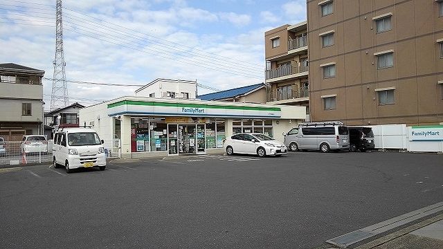 近くのファミリーマート 川口戸塚店まで900m(徒歩12分)