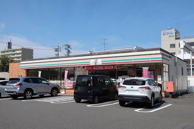 近くのコンビニまで450m（徒歩6分）