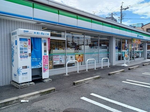 近くのコンビニまで550m（徒歩7分）