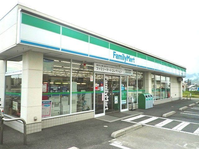 近くのコンビニまで300m（徒歩4分）