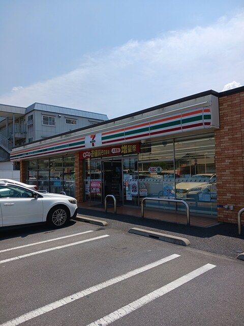 近くのコンビニまで184m（徒歩3分）