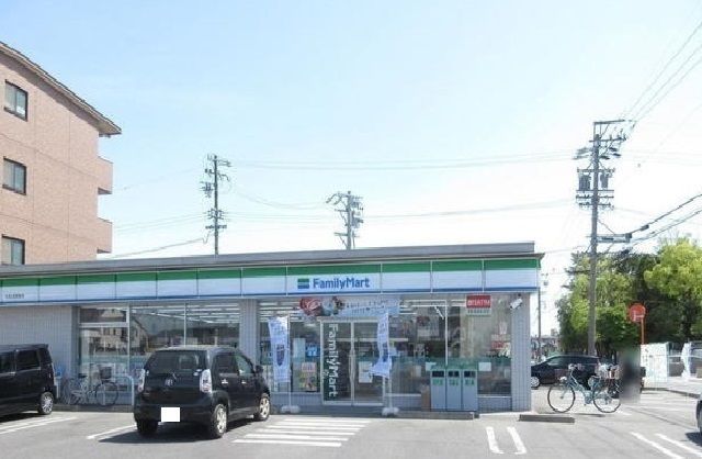 近くのファミリーマートまで300m(徒歩4分)