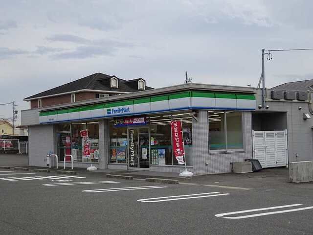 近くのファミリーマート桑名芳ケ崎店まで750m(徒歩10分)