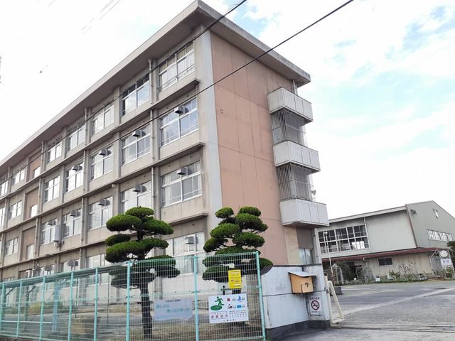 近くの一ツ橋中学校まで810m(徒歩11分)