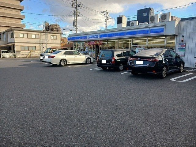 近くのコンビニまで400m（徒歩5分）