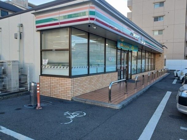 近くのコンビニまで910m（徒歩12分）