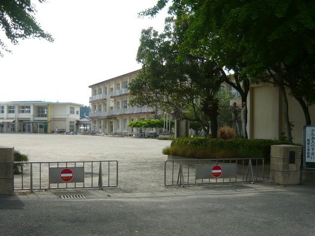 近くの育英小学校まで440m(徒歩6分)