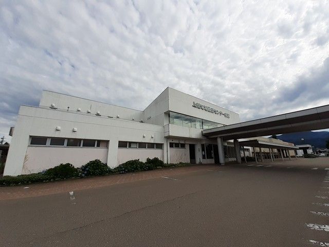 近くの上越地域医療センター病院まで1,600m（徒歩20分）