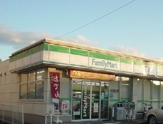近くのファミリーマートまで350m(徒歩5分)