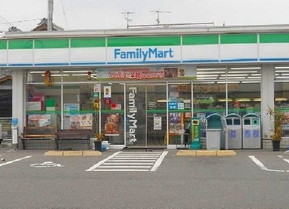 近くのファミリーマートまで450m(徒歩6分)