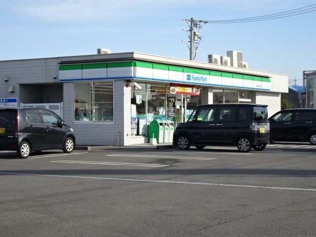 近くのコンビニまで550m（徒歩7分）