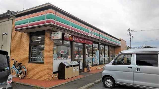 近くのセブンイレブン三里塚店まで1,100m（徒歩14分）