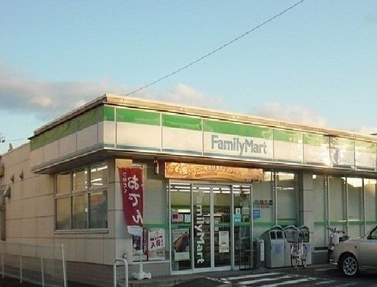 近くのファミリーマートまで300m（徒歩4分）