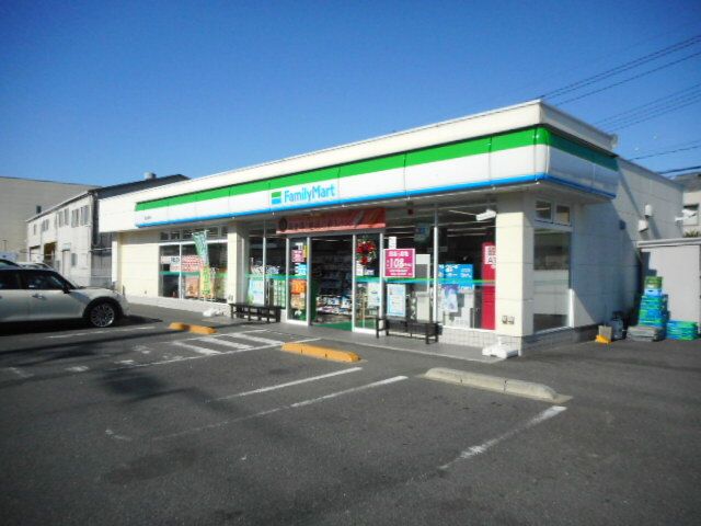 近くのファミリーマートさんまで600m（徒歩8分）