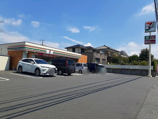 近くのコンビニまで250m（徒歩4分）
