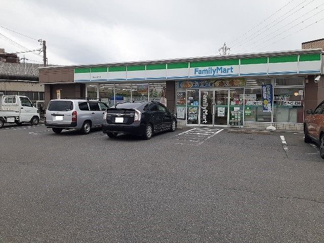 近くのファミリーマートまで300m(徒歩4分)