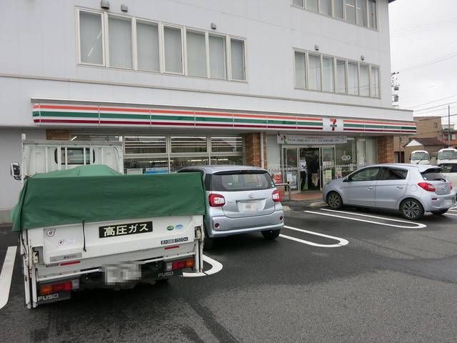 近くのコンビニまで550m（徒歩7分）