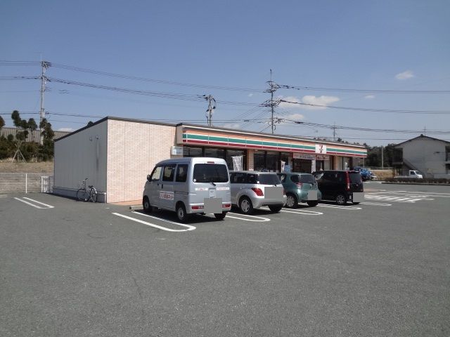 近くのコンビニまで800m（徒歩10分）