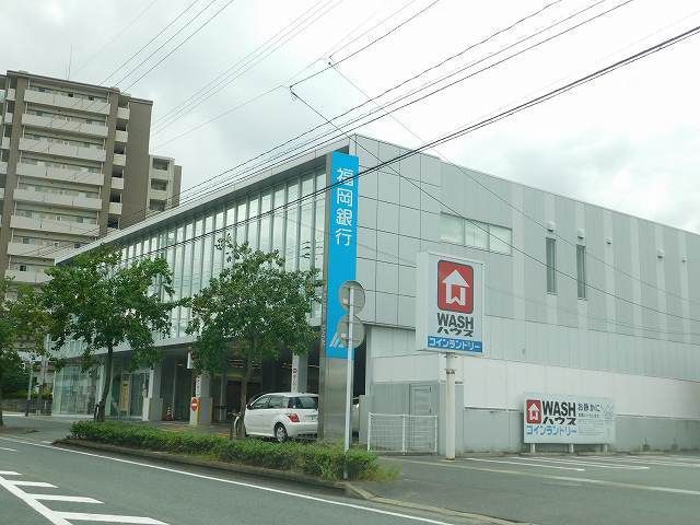近くの銀行まで210m（徒歩3分）